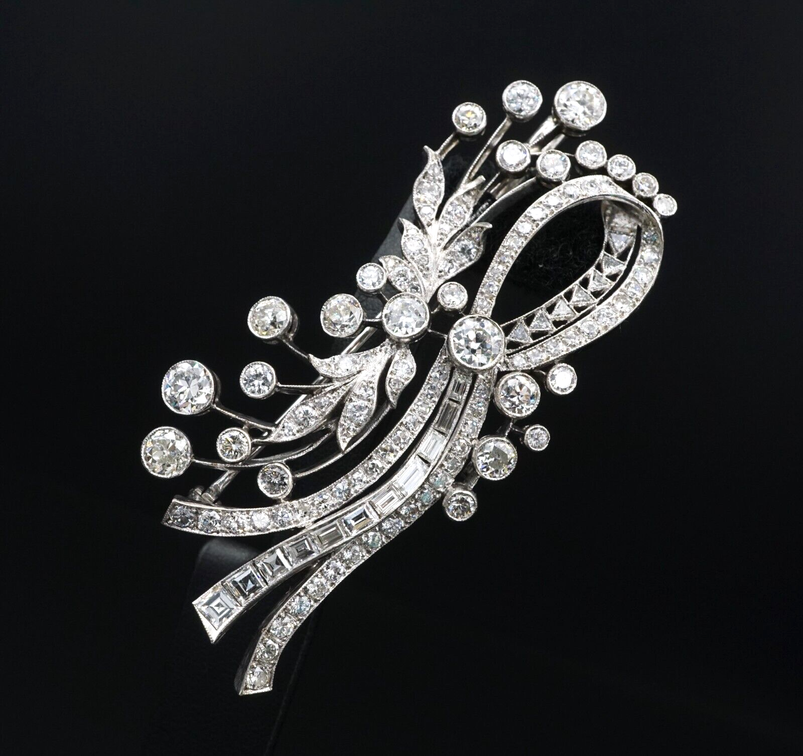 Diamond Ribbon Brooch 18k White Gold 9 carat 3" Luxe, view 1